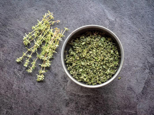  La hierba que “lo cura todo”: la poderosa planta llena de antioxidantes para combatir el acné y problemas respiratorios