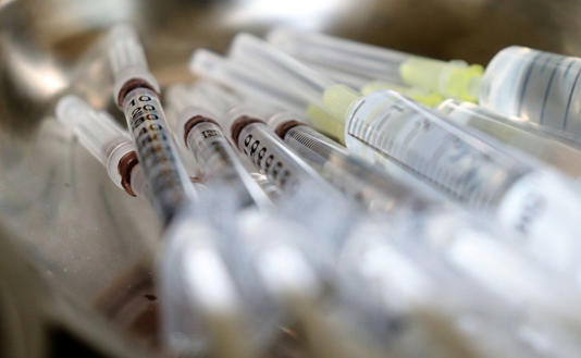  Hombre recibe más de 200 vacunas contra Covid; este es su estado de salud