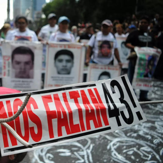  Hallazgo inédito en caso Ayotzinapa: hallan autobús con estudiantes decapitados
